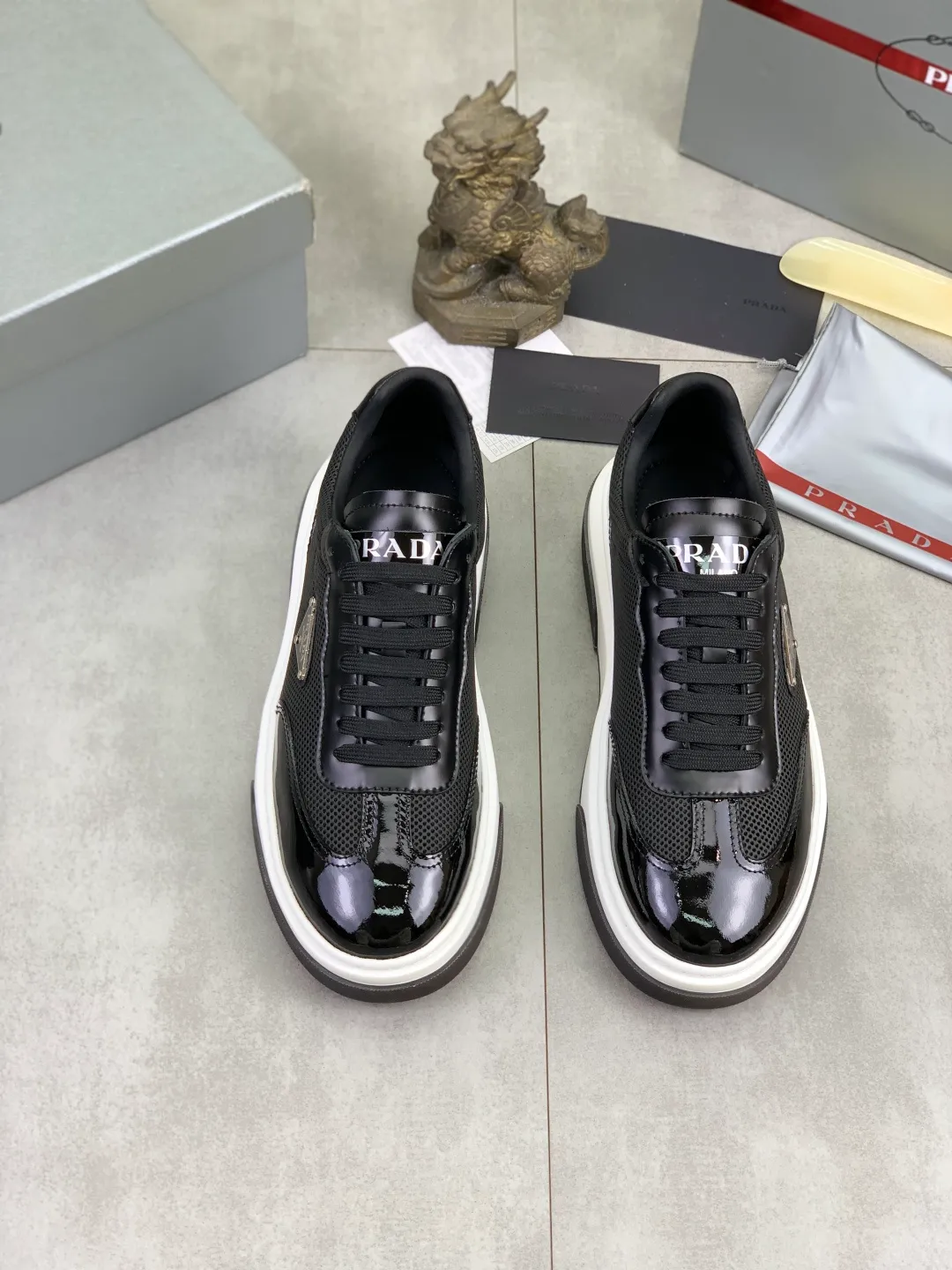 Men's Men's Shoes 💰P600 💰【New Style】 The latest model of high-quality PRADA classic men's shoes has been launched on the official website at 1:1, synchronized in Hong Kong, and on the same catwalk; all made of calfskin➕imported cowhide lining, 🍡🍡original rubber outsole, non-slip and wear-resistant; comfortable on the feet, attractive style, fine workmanship, and simple and neat shoe lasts, showing the courage and toughness of men, 👍Size: 39-44 (45 can be customized) black White color🉑️choose